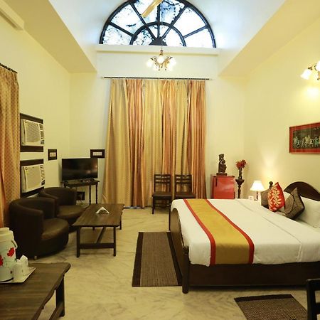 Oyo 8844 Meadows Inn Chinhat Bagian luar foto