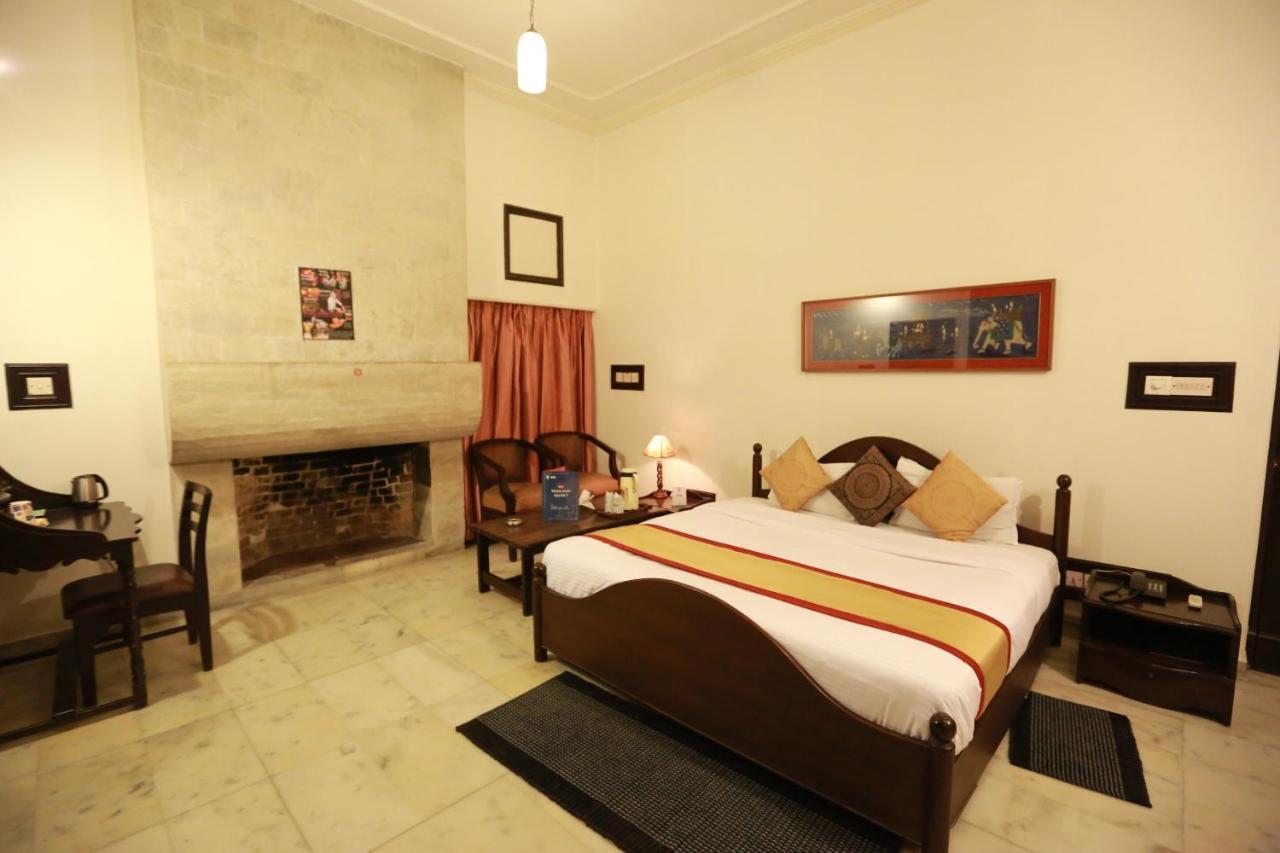 Oyo 8844 Meadows Inn Chinhat Bagian luar foto