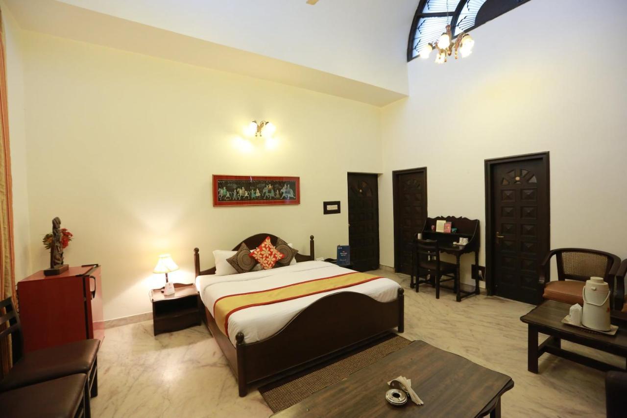 Oyo 8844 Meadows Inn Chinhat Bagian luar foto
