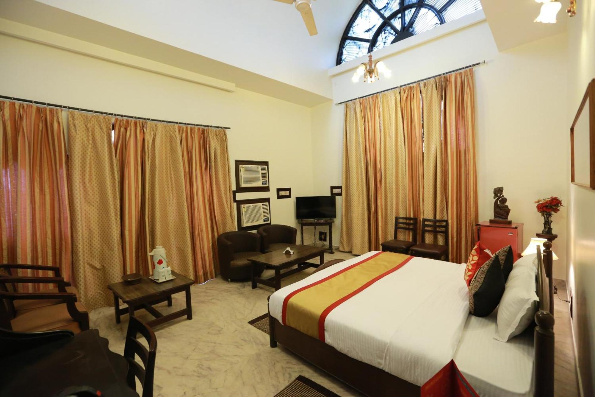 Oyo 8844 Meadows Inn Chinhat Bagian luar foto