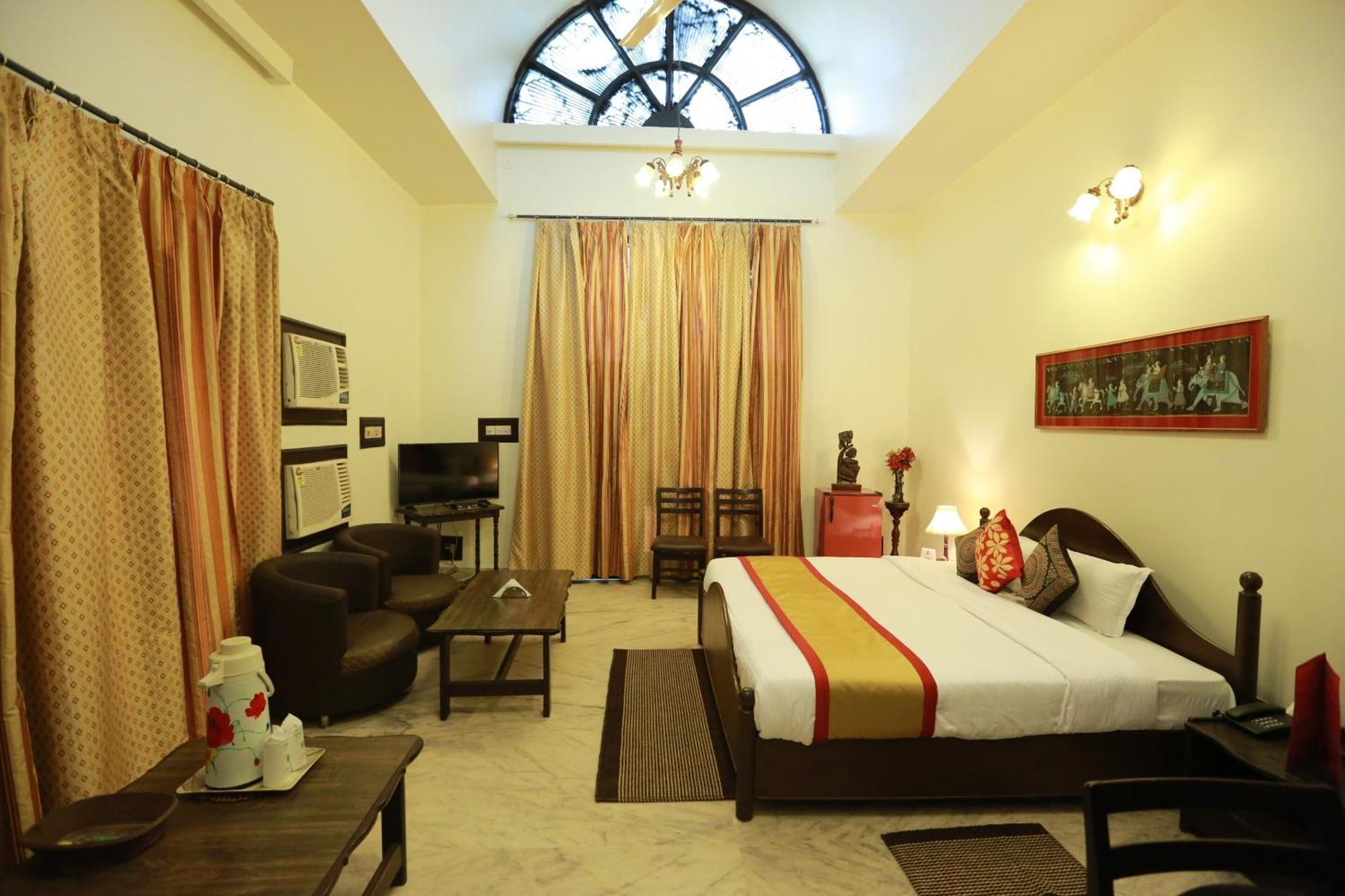 Oyo 8844 Meadows Inn Chinhat Bagian luar foto
