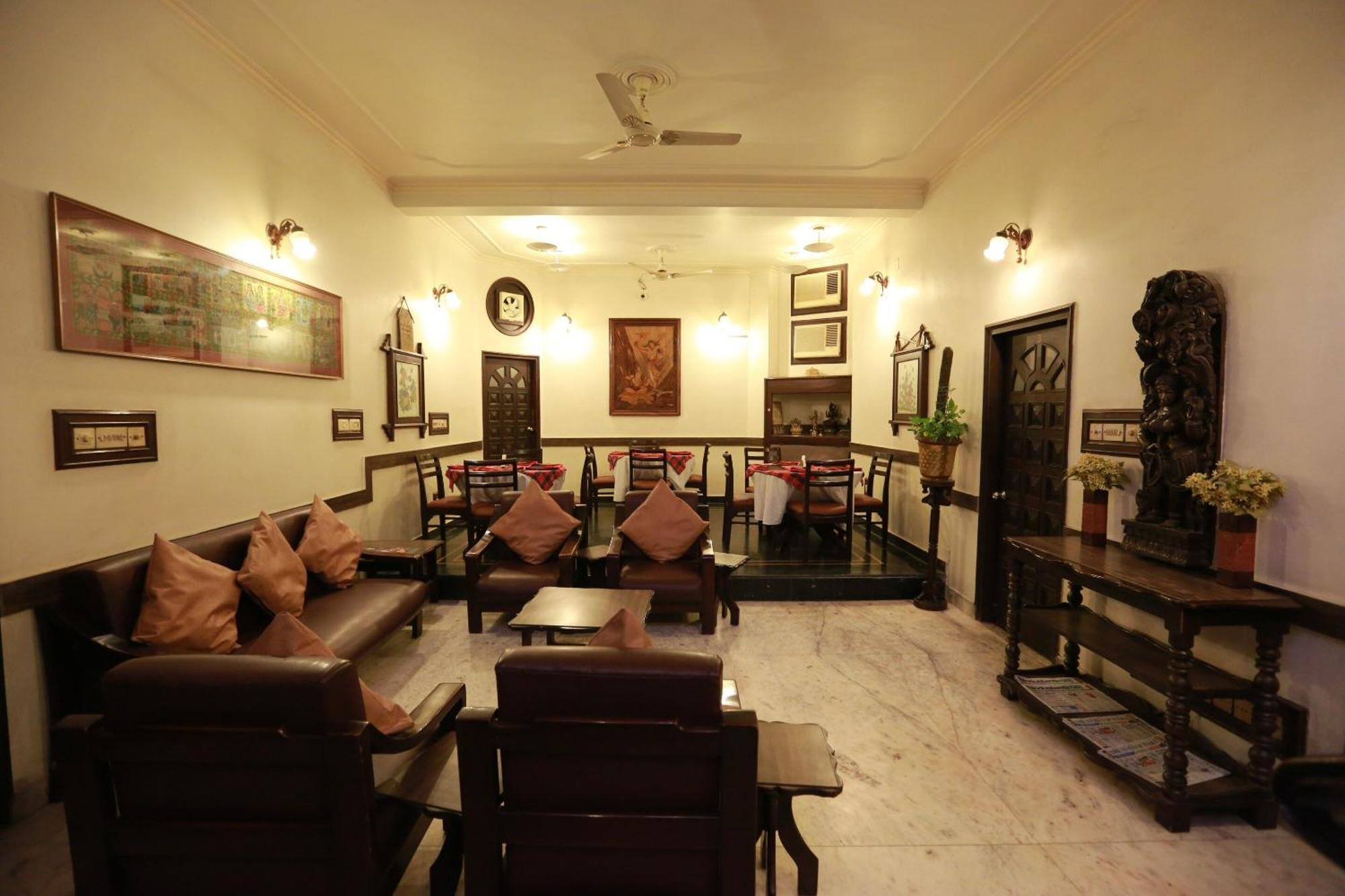 Oyo 8844 Meadows Inn Chinhat Bagian luar foto